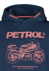 Sweat à capuche bleu marine avec cordon de serrage, affichant un graphique de moto rose et le texte "PETROL" imprimé sur le devant. Matériau en coton.