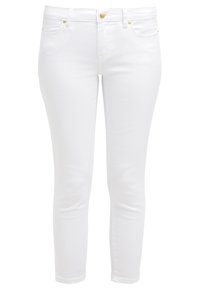 Jeans skinny de denim blanco con un diseño clásico de cinco bolsillos, que presentan acentos de botones metálicos dorados y una textura suave y elástica.