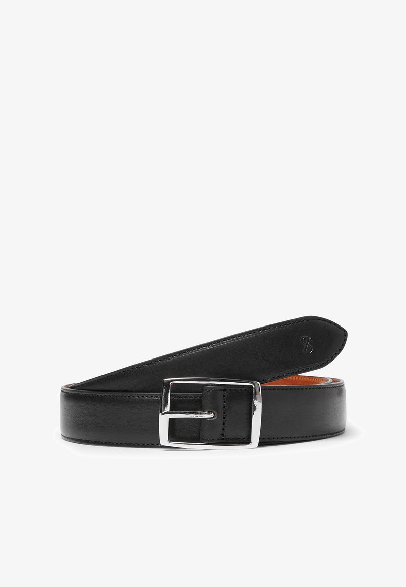 Svart läderbälte med en blanka silverfärgad rektangulär spänne. Har en slät yta och enkel design, med en intern kontrasterande färg.