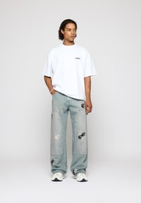 EIGHTYFIVE PATCHED CARPENTER - Tesarske kavbojke - island blue
