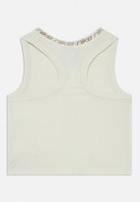 Λευκή αμάνικη μπλούζα της Nike με ριμπ υφή, διαθέτει στρογγυλή λαιμόκοψη και ανοιχτή πλάτη. Το όνομα της επωνυμίας είναι τυπωμένο σε χρυσό χρώμα.