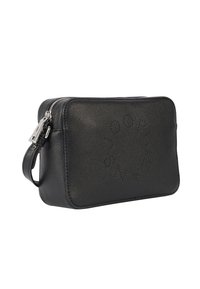 Borsa rettangolare nera in pelle con superficie texture. Presenta una chiusura con zip e un piccolo manico per il trasporto. Dettaglio del logo impresso sulla parte anteriore.