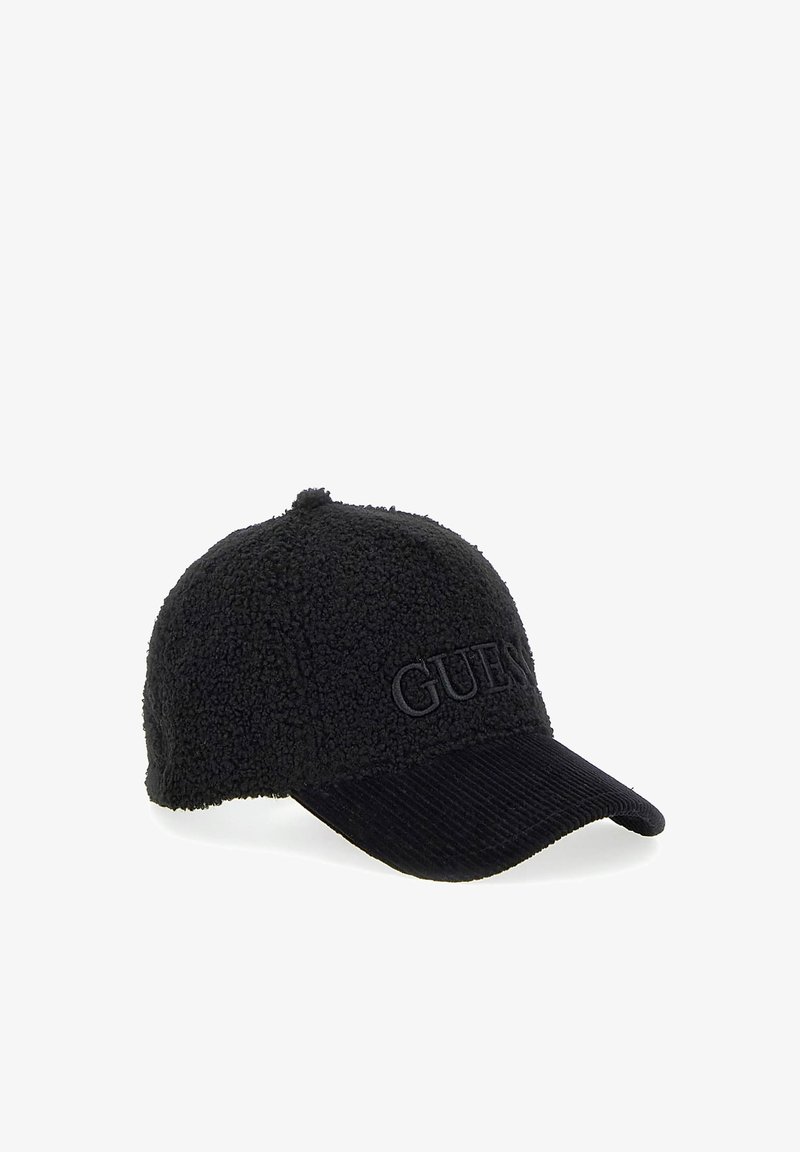 Cappello nero in tessuto peluche e testurizzato con visiera in corduroy. Presenta un logo "GUESS" in rilievo sul davanti.