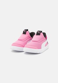 Puma COURTFLEX V3 SLIPTECH UNISEX - Cestná bežecká obuv - mauved out/white