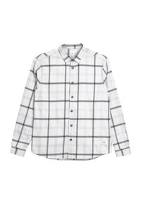 Camicia a maniche lunghe a scacchi bianca e nera, con chiusura a bottoni, dotata di colletto, texture sottile e un'etichetta del logo sul fondo a sinistra.