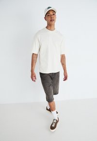 Jack & Jones JORSANTORINI TEE CREW NECK - T-shirts basic - buttercream
