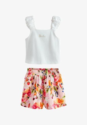 Top alb fără mâneci cu bretele strânse și text aurit, asortat cu pantaloni scurți roz cu talie elastică, împodobiți cu imprimeu colorat de fructe și flori.