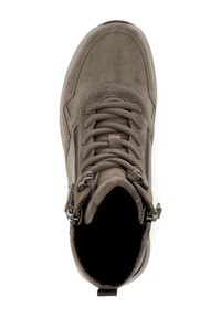 Botte de cheville en daim marron avec des détails cousus, un laçage à l'avant et des zips sur le côté. Doublure intérieure douce et bout arrondi. Design décontracté.