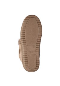 Tan suède pantoffel met een rubberen zool, voorzien van textuurpatronen voor grip en een zachte binnenvoering, ontworpen voor comfort en warmte.