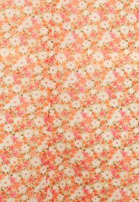 Tecido floral com um fundo bege claro, adornado com pequenas flores em rosa, laranja e branco. Textura suave com um delicado padrão impresso.