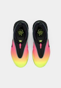 Las zapatillas deportivas con degradado en negro y rosa presentan un diseño elegante, suela de goma, cierre con cremallera y detalles en verde en el logotipo y el interior.