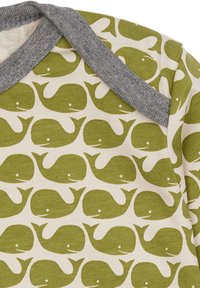 Groene walvissenpatroon op crèmekleurige stof, met een grijze geribbelde kraag. Zachte katoenen materiaal, met een herhalend ontwerp van gestileerde walvissen.