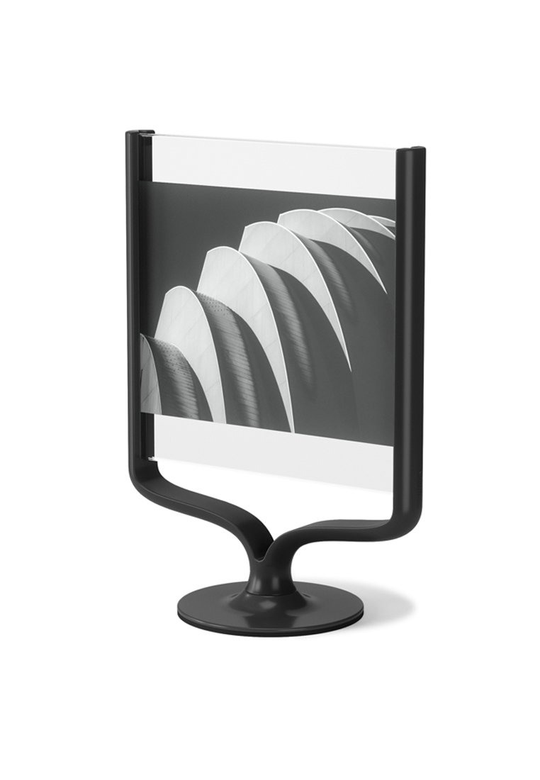 Czarny stół wystawowy z zakrzywioną podstawą, na której umieszczona jest przezroczysta panele z abstrakcyjnym czarno-białym wzorem z warstwowych kształtów.