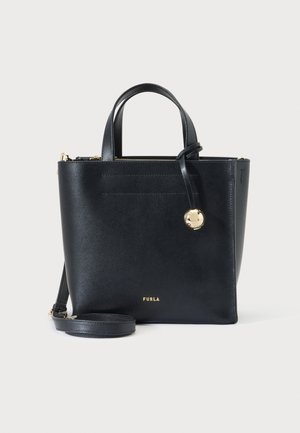 Fekete Furla bőrtáska dupla fogantyúval, levehető vállpánttal, arany színű cipzárral és kerek arany charm részlettel.