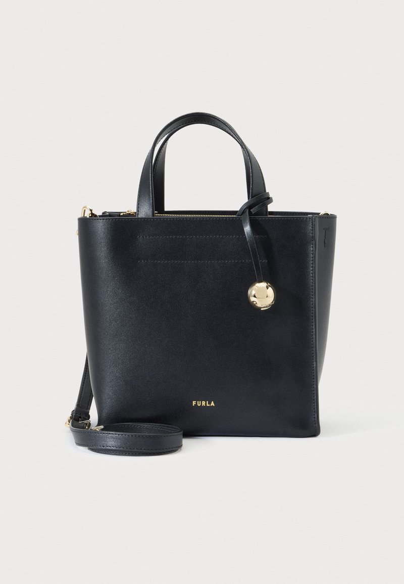 Μαύρη δερμάτινη τσάντα Furla με διπλές λαβές, αφαιρούμενο ιμάντα ώμου, φερμουάρ με χρυσό τόνο και στρογγυλή χρυσή λεπτομέρεια-γούνινο κρεμαστό διακοσμητικό.