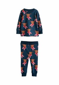 Lasten pyjamapuku ribbikankaasta, tummansinisen pohjan päällä toistuvia ruskeita porokuvastoja, jotka koristelevat punavalkoruutuista huivia.