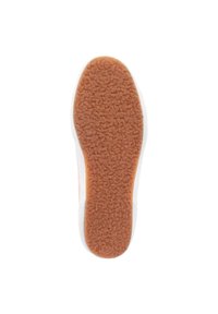 Weiße Sneaker-Sohle mit strukturiertem braunem Gummimuster. Die Seitenkanten sind weiß, und die Ferse hat einen orangefarbenen Akzent. Glattes, flexibles Design.