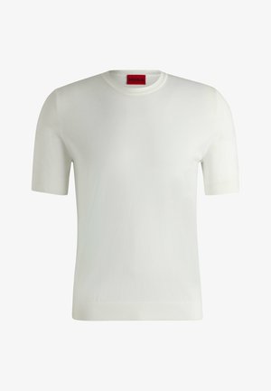 Hvid kortærmet strik t-shirt med rund halsudskæring. Har et logo mærke i rød på den indvendige krave. Glat tekstur, klassisk pasform.