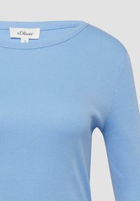 Camiseta de manga larga azul claro con cuello redondo y etiqueta visible de la marca s.Oliver en el cuello, talla 36.
