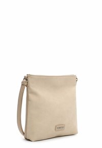 Beige rechthoekige crossbodytas met verstelbare riem en klein metalen merklogo aan de onderkant aan de voorkant.