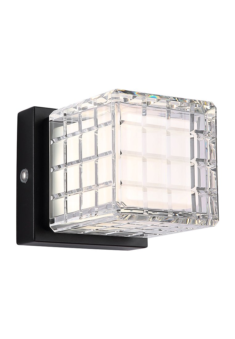 Lampa ścienna z kwadratowym kloszem ze szkła kryształowego o wzorze siatki, osadzona na czarnej metalowej podstawie. Emituje rozproszone, białe światło.