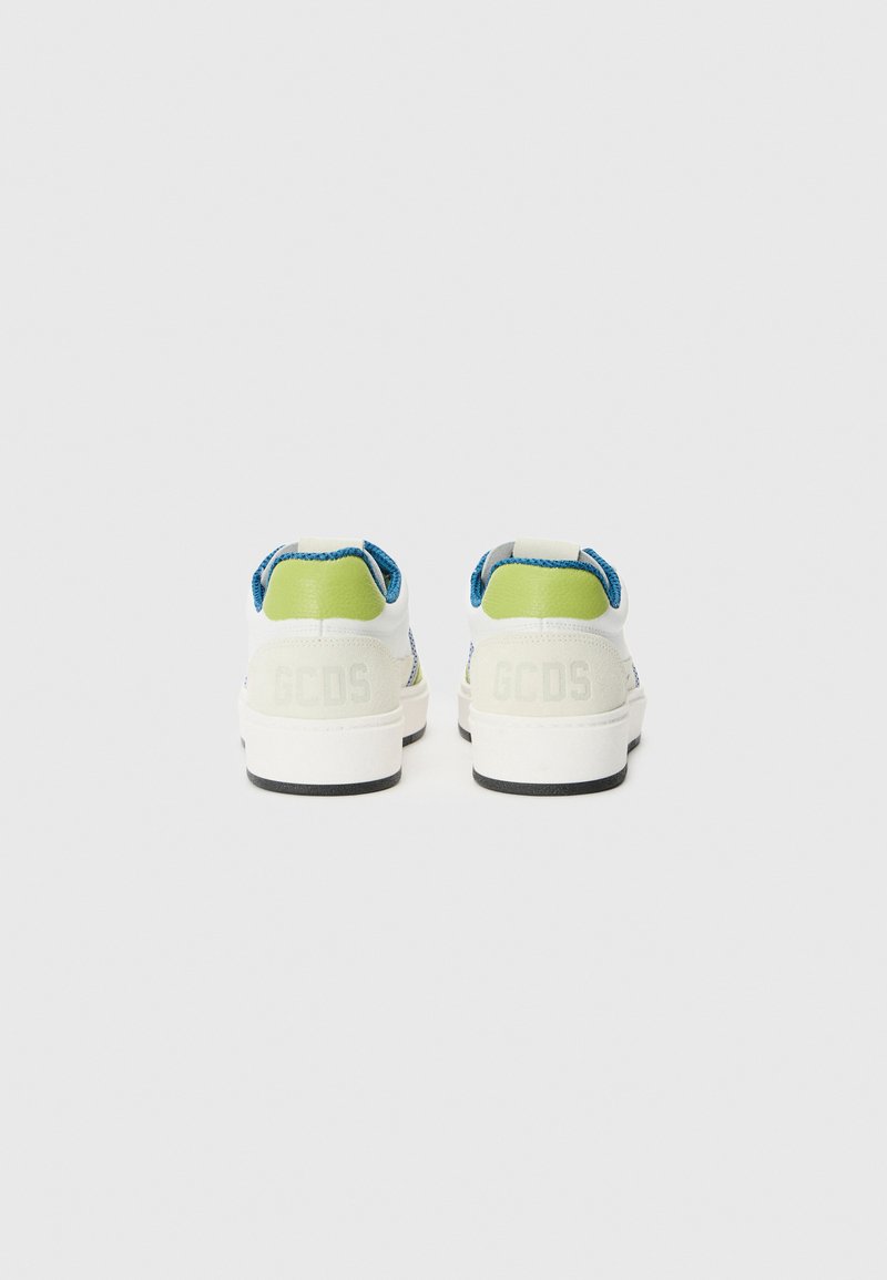 Sneaker bianco con accenti blu e verdi, tomaia texturizzata, colletto imbottito e "GCDS" stampato sul tallone. Suola nera.