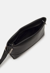Zign LEATHER - Axelremsväska - black