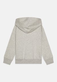 Felpa grigia realizzata in tessuto morbido, caratterizzata da un ampio cappuccio, polsini e vita a coste. Texture liscia con un design semplice e uniforme.