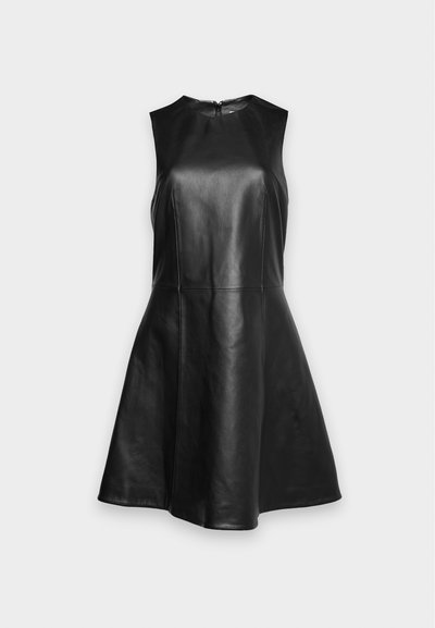 Robe noire sans manches en similicuir, avec une encolure haute, une taille cintrée et une jupe évasée.