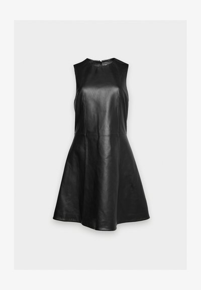 Robe noire sans manches en similicuir, avec une encolure haute, une taille cintrée et une jupe évasée.