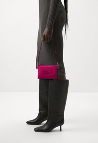 KARL LAGERFELD SIGNATURE POUCH - Delninukė - persian red