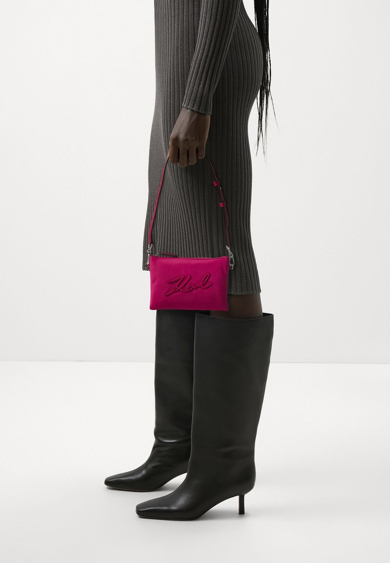 KARL LAGERFELD SIGNATURE POUCH - Delninukė - persian red