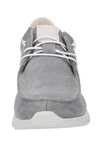 Botte en toile grise avec un bout arrondi, des lacets blancs et une semelle en caoutchouc blanche. Présente un dessus texturé et un design minimaliste.