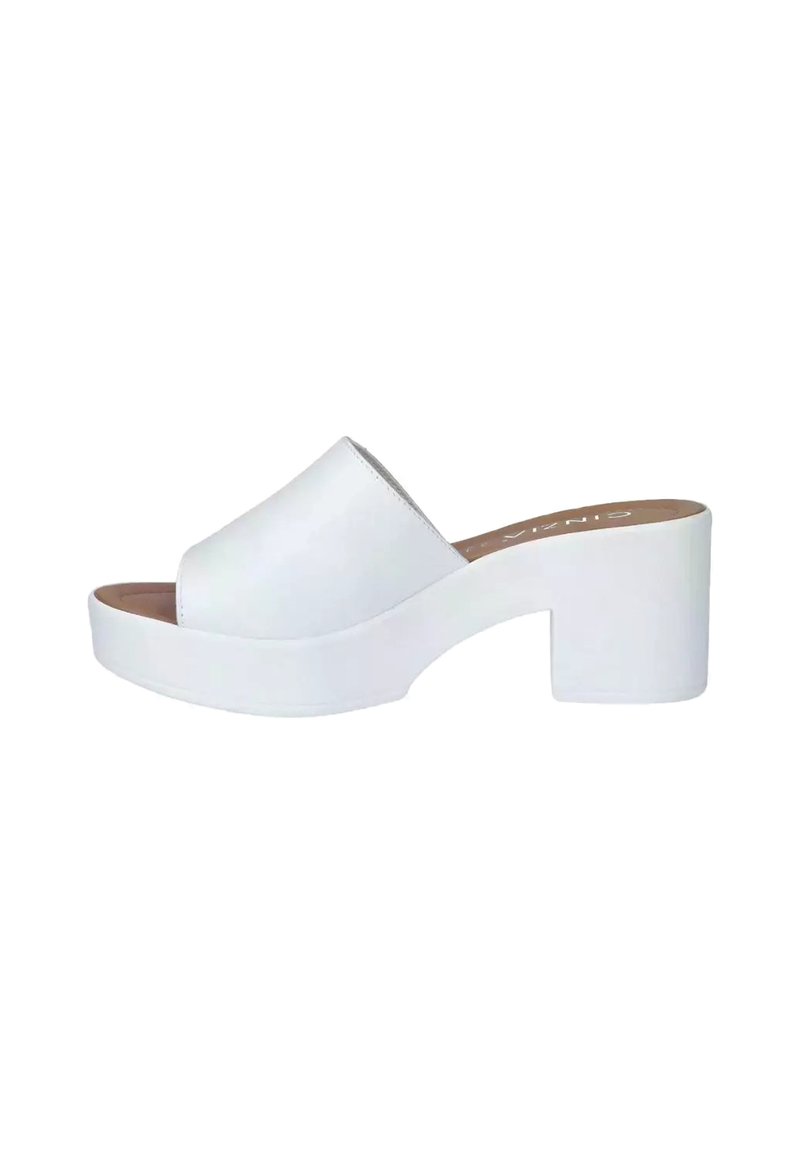 Sandali platform bianchi in materiale sintetico liscio, con punta aperta e un'ampia fascetta superiore dal design semplice.