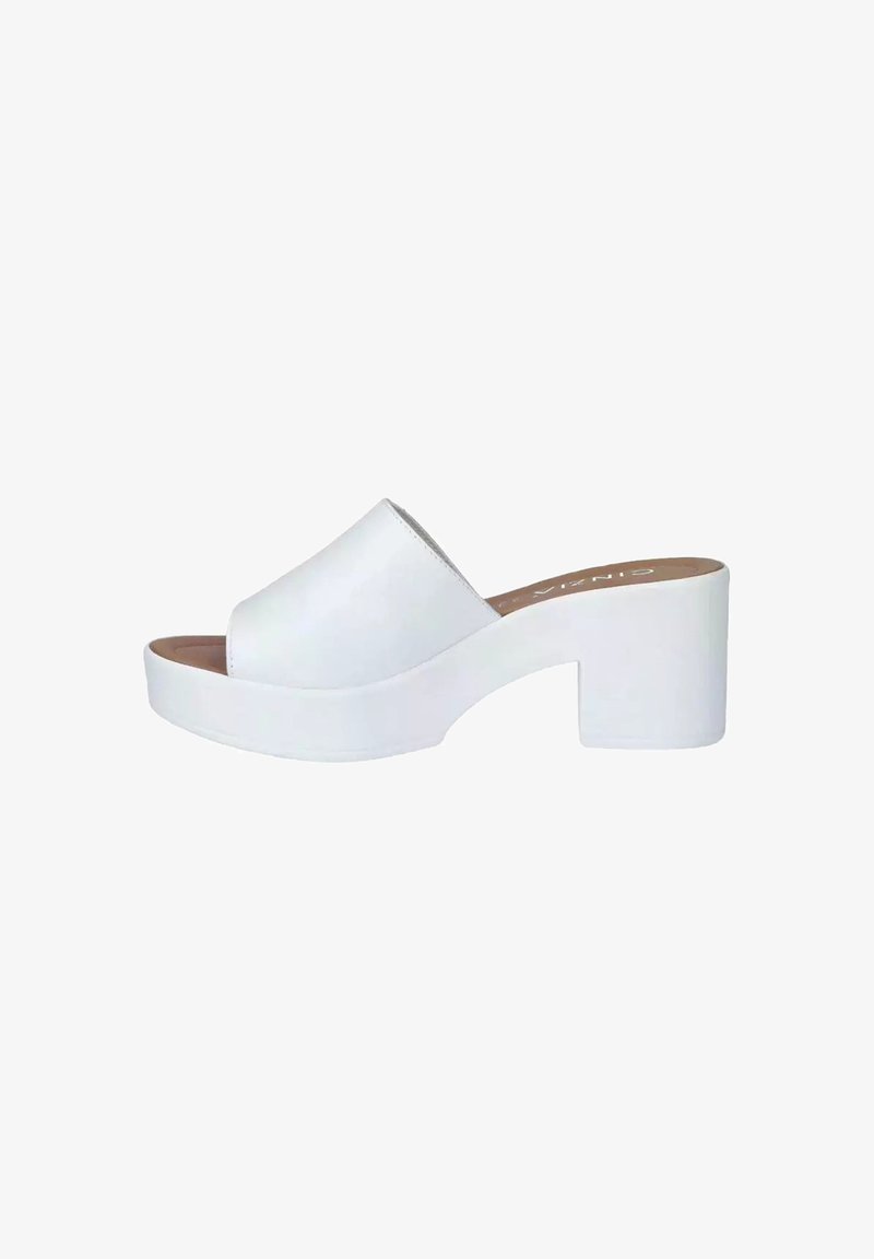 Sandali platform bianchi in materiale sintetico liscio, con punta aperta e un'ampia fascetta superiore dal design semplice.