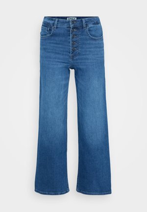 Jeans di denim azzurro chiaro con vita alta, gambe larghe e chiusura con bottoni. Presentano cinque tasche e una leggera scoloritura.