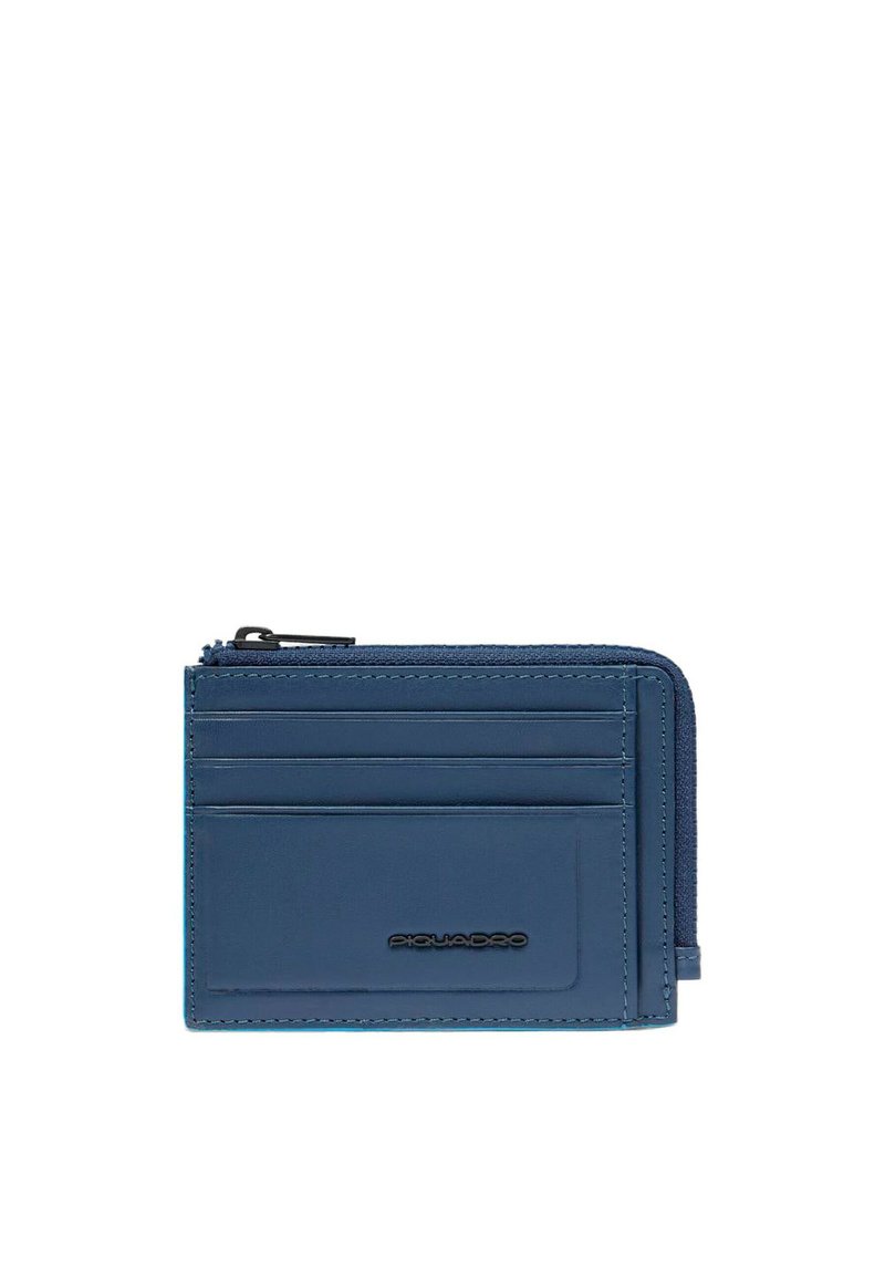 Cartera de cuero azul con múltiples ranuras para tarjetas, un compartimento con cremallera y un logo sutil en la parte frontal. Textura suave y forma rectangular.