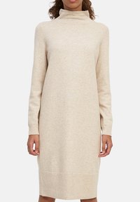 Beiges Strickkleid mit einem hohen Kragen, langen Ärmeln und geripptem Saum. Weiche Textur, gerade geschnitten, mittellange Ausführung.