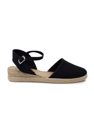 Espadrilles negras de lona con cuña baja, que cuentan con una suela de yute, puntera cerrada y tira ajustable en el tobillo con hebilla de metal.