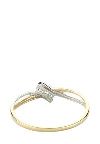 Aukso ir sidabro žiedas su plona juosta. Ant jo yra dekoratyvinis sidabro elementas su tekstūruotu paviršiumi ir paprastu dizainu.