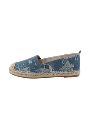 Alpargata de denim azul sin cordones con suela de yute trenzado, con patrones bordados en la parte superior y un pequeño detalle azul en el talón.