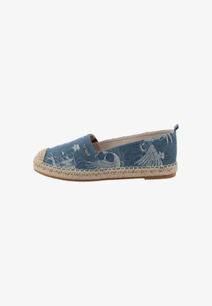 Blå slip-on espadrille i denim med en vævet jutesål, dekoreret med broderede mønstre på overdelen og et lille blåt accent ved hælen.