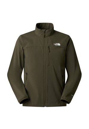 Chaqueta softshell verde oliva oscuro con cuello alto, cremallera frontal, dos bolsillos laterales y un pequeño logotipo en el pecho izquierdo. Material ligero.