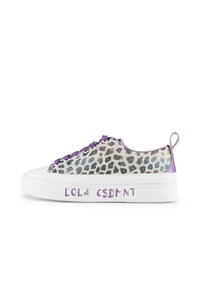 Sneakers med leopardmönster, vit gummisula, lila detaljer och matchande snören; har varumärket "LOLA CSDMNT" på sidan.
