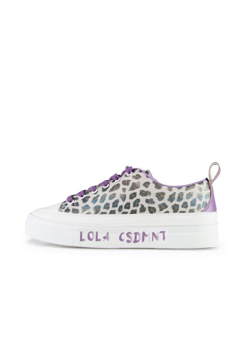 Sneakers med leopardmönster, vit gummisula, lila detaljer och matchande snören; har varumärket "LOLA CSDMNT" på sidan.
