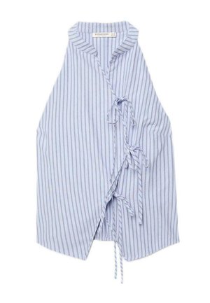 Blau-weiß gestreiftes ärmelloses Wickeloberteil mit drei seitlichen Bindungen und Kragen.