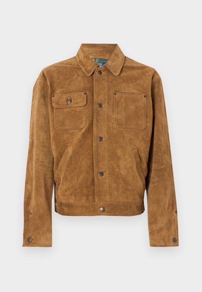 Ruskea mokkatakki, jossa on kaulus, kaksi etutaskua ja nappikiinnitys. Sileä pinta, näkyvät saumat ja metalliset yksityiskohdat.