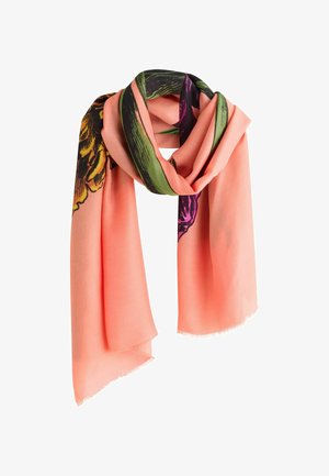 Kevyt huivi korallinpunaisena, jossa vihreitä ja purppuranvärisiä kukkakuvioita. Pehmeä rakenne, jossa repsottavat reunat, laskeutuu tyylikkäästi.