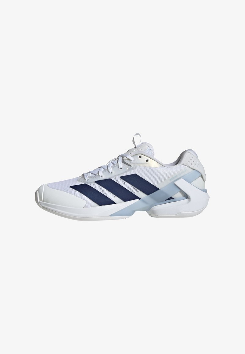 Chaussures de sport blanches avec une tige en mesh respirant ornée de rayures bleu marine, une semelle en caoutchouc et un support de talon au design distinctif.