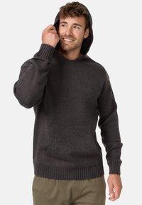 Sudadera de punto gris oscuro con bolsillo frontal y dobladillo acanalado. Presenta una capucha con cordón y una tela texturizada. Corte casual.